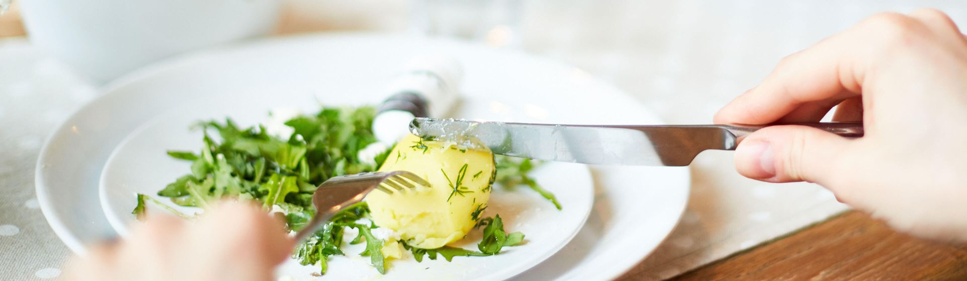 Leichtes Mittagessen mit gekochten Kartoffeln und Salat.