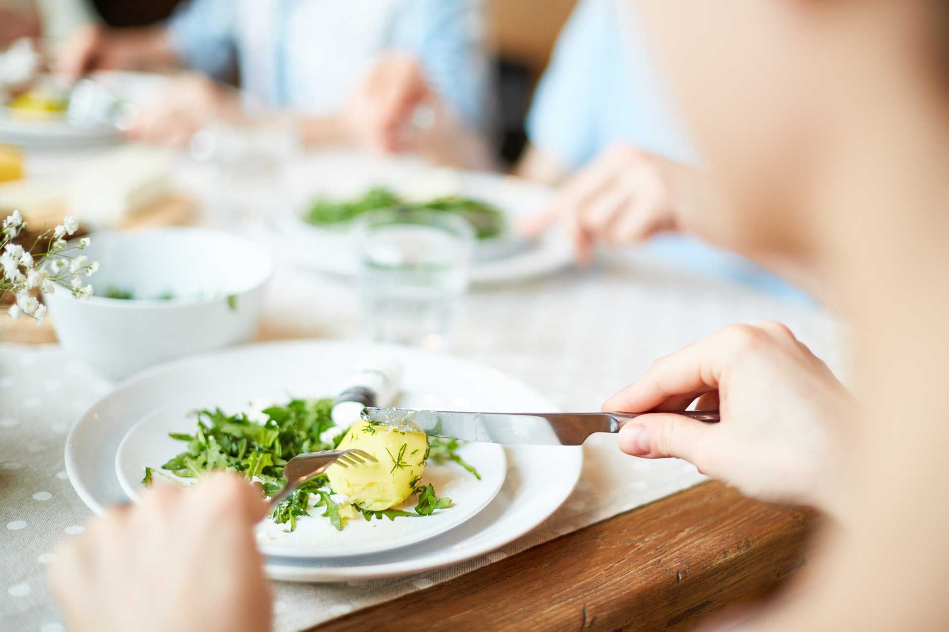 Leichtes Mittagessen mit gekochten Kartoffeln und Salat.