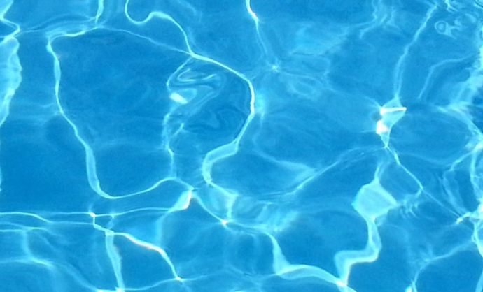 Wasser im Swimmingpool.