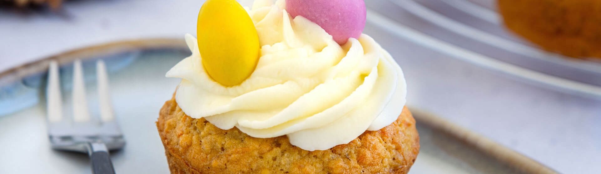 Ein Teller mit einem dekorierten Cupcake zum Osterfest.