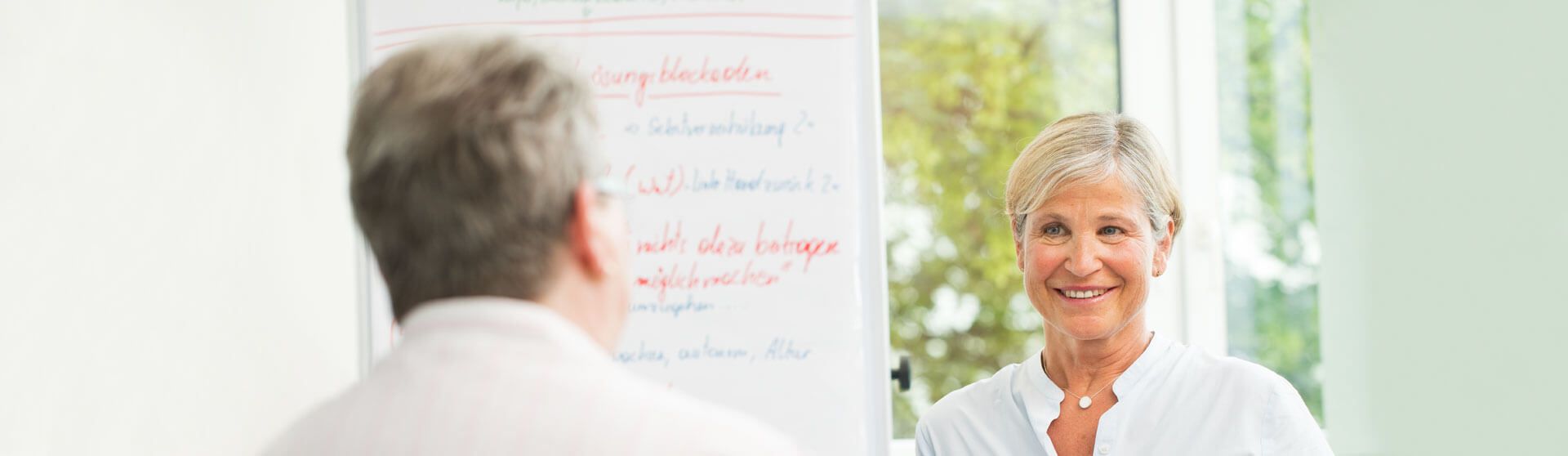 Psychologin führt ein Beratungsgespräch mit einer Patientin.