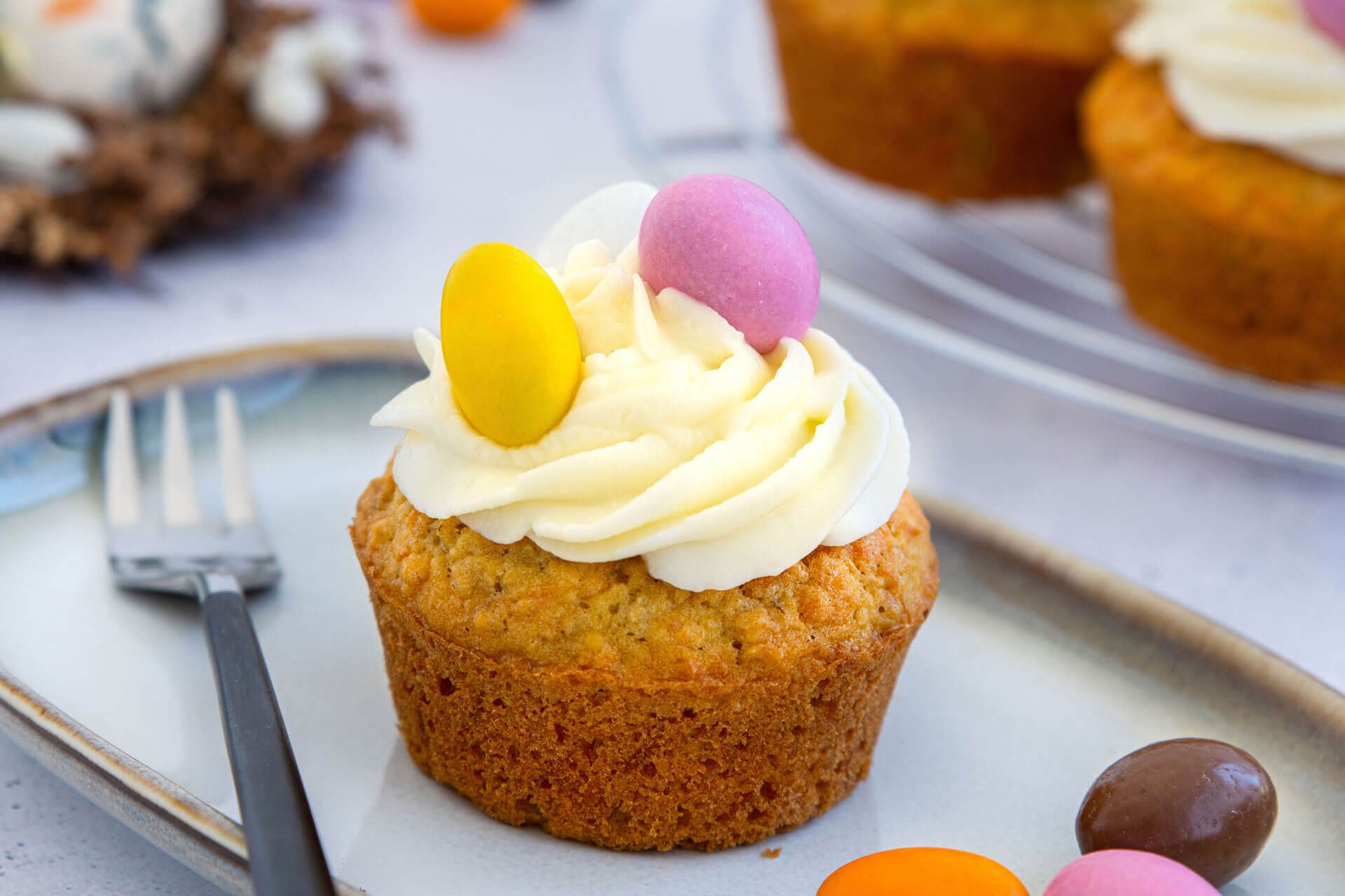 Ein Teller mit einem dekorierten Cupcake zum Osterfest.
