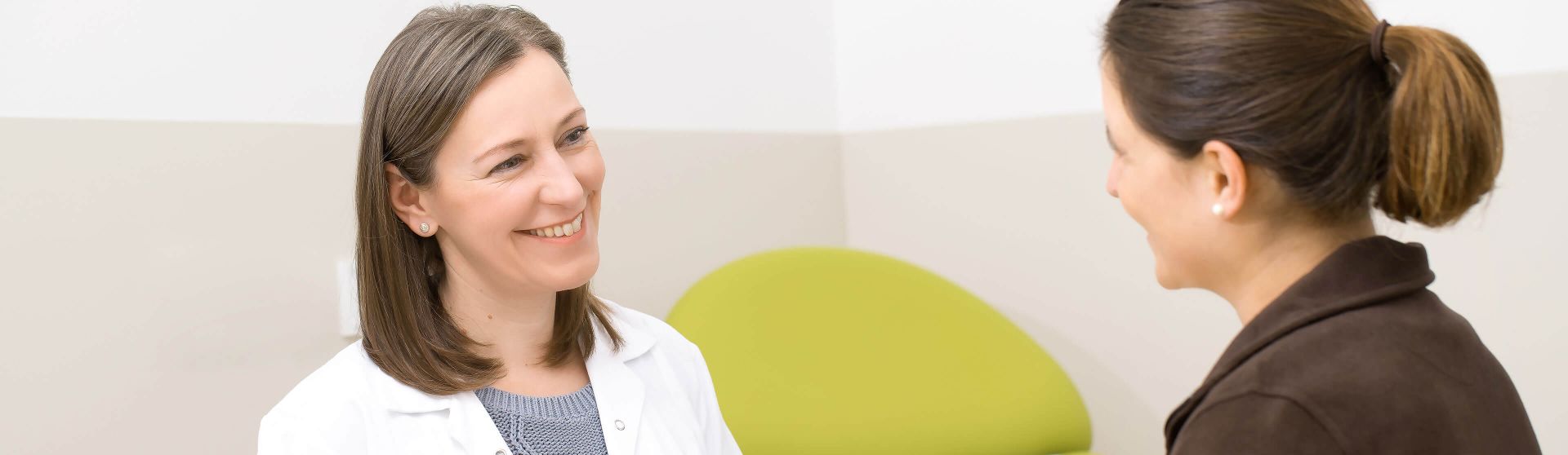 Gynäkologin führt mit einer Patientin ein Gespräch.