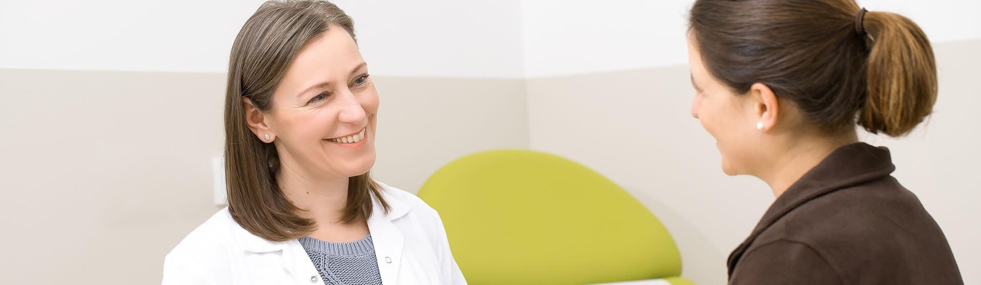 Gynäkologin führt mit einer Patientin ein Gespräch.