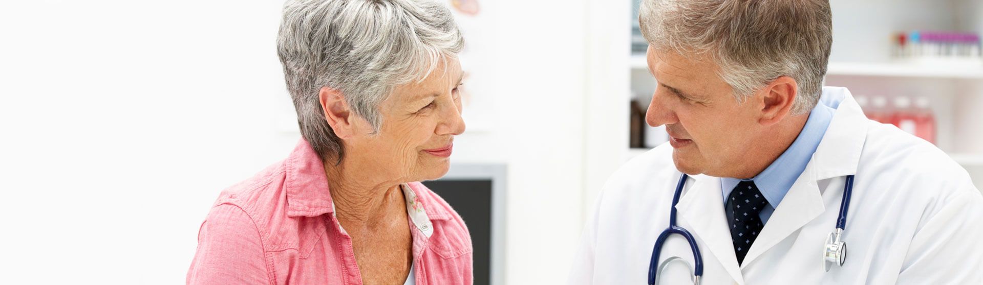 Neurologe führt ein Gespräch mit einer älteren Patientin.