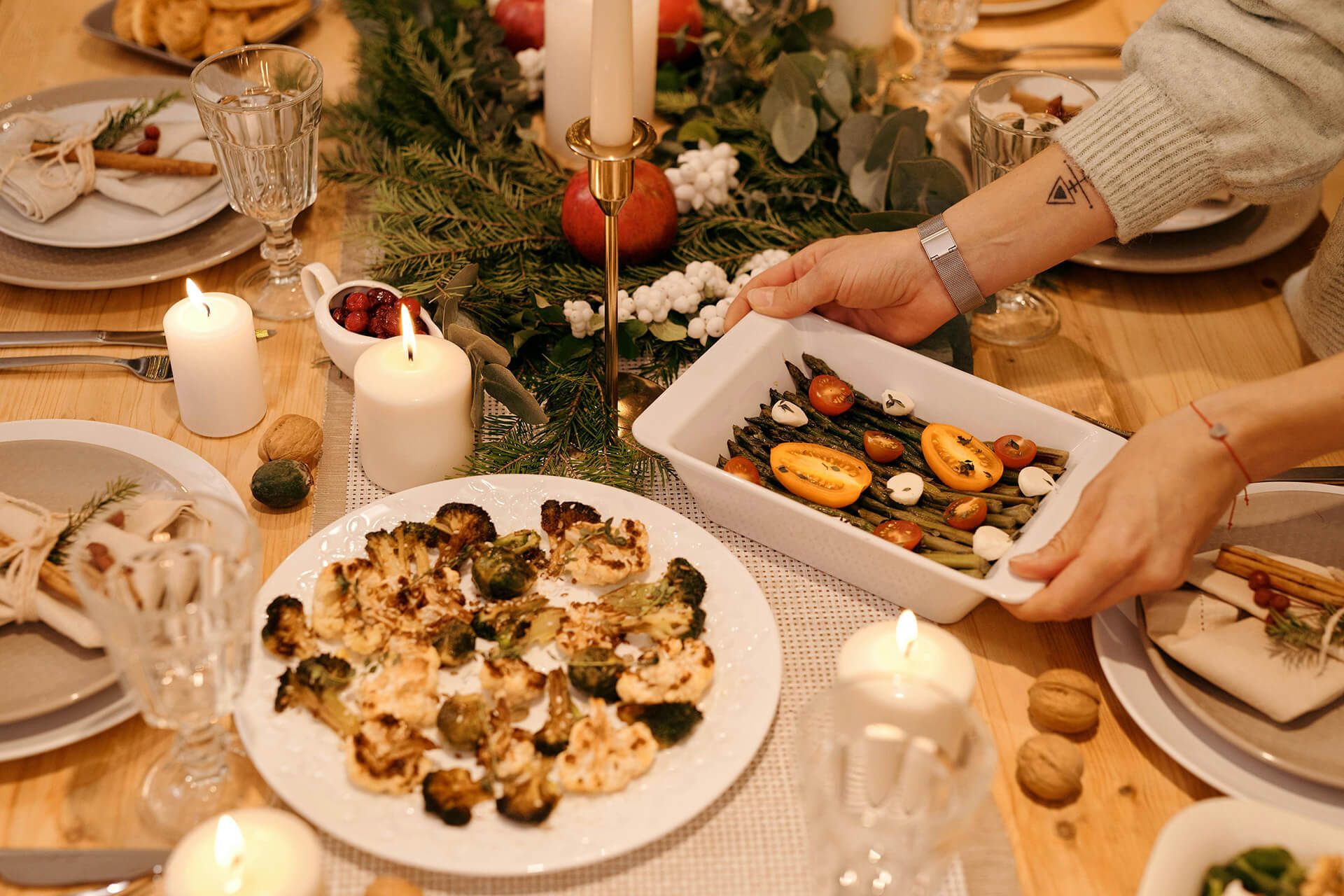 Weihnachtlich geschmückter Tisch mit Festessen.