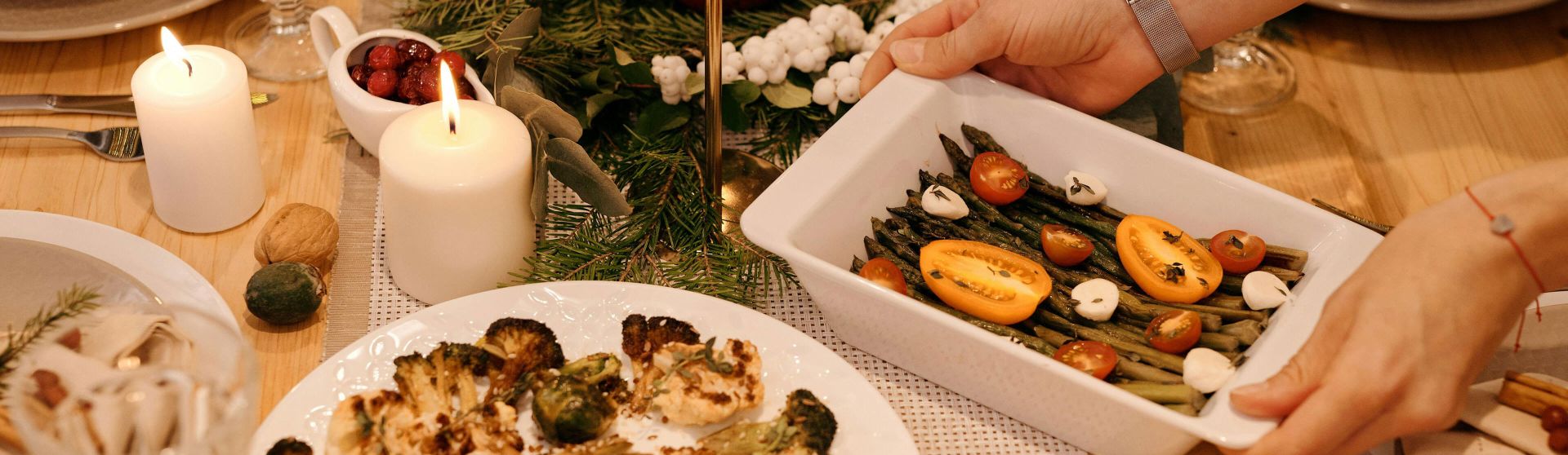 Weihnachtlich geschmückter Tisch mit Festessen.