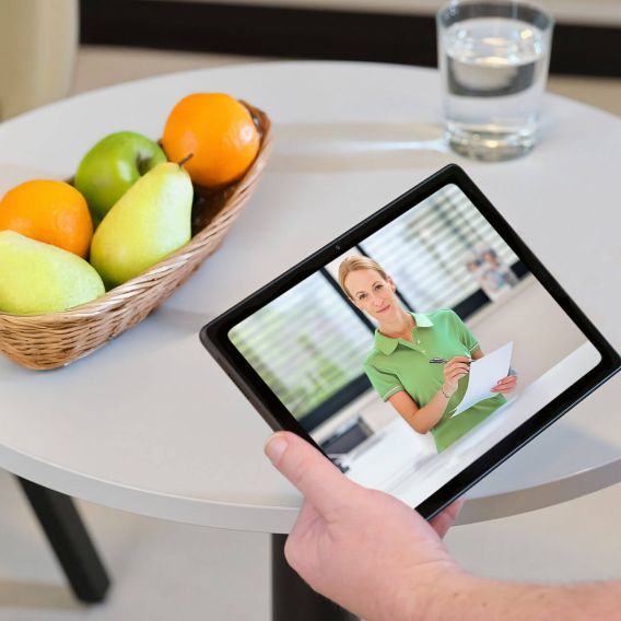 Patient und Diätologin führen eine Ernährungsberatung via Videocall durch.