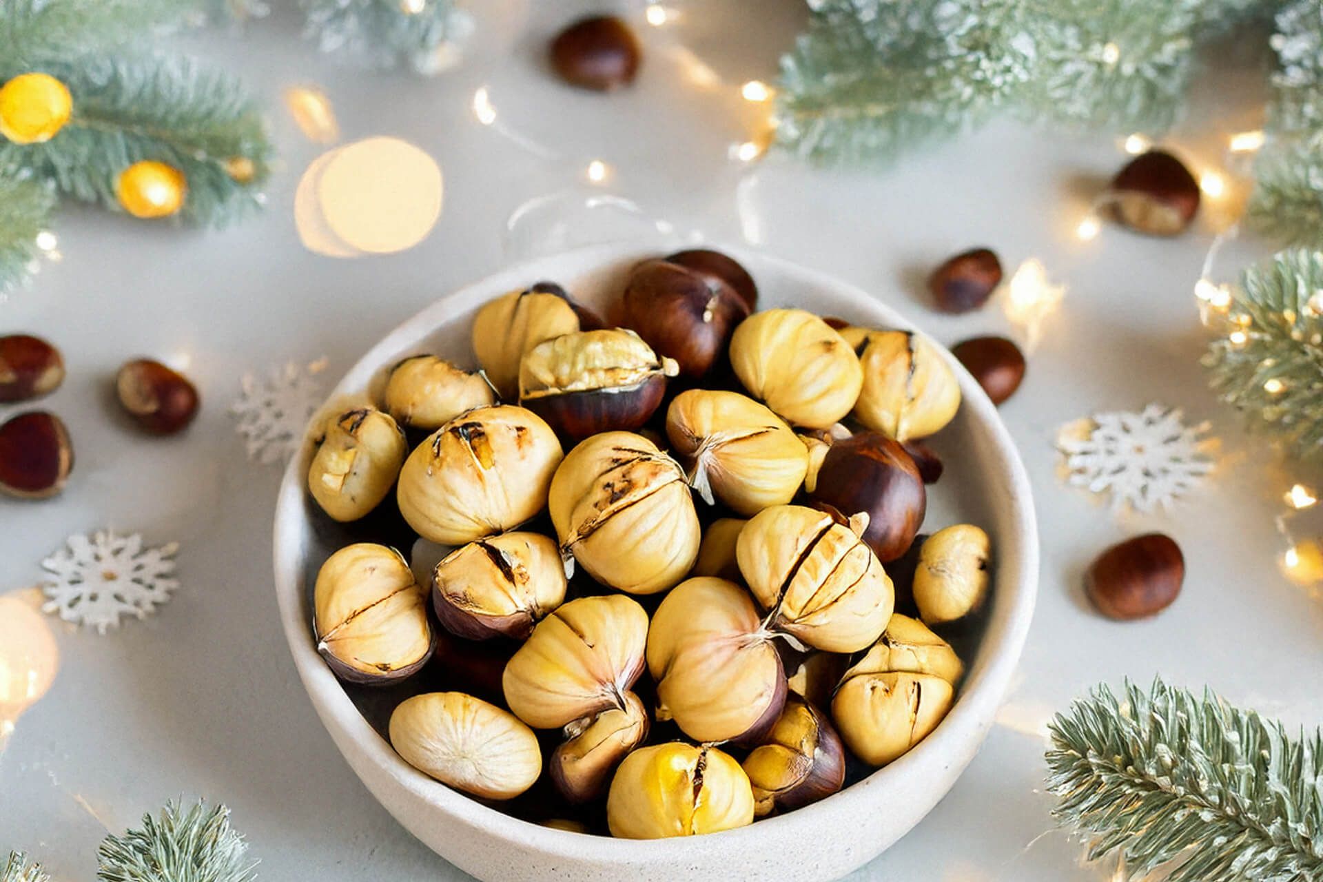 Schüssel mit Maroni auf weihnachtlich dekoriertem Tisch.