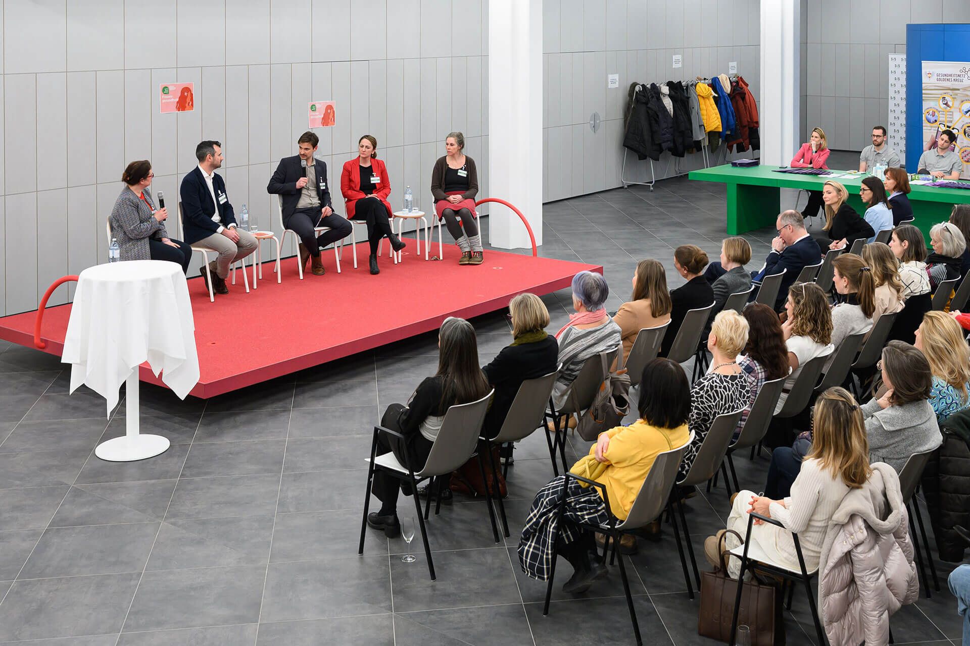 Expertenrunde und Publikum des Events "Let's talk about Frauengesundheit"