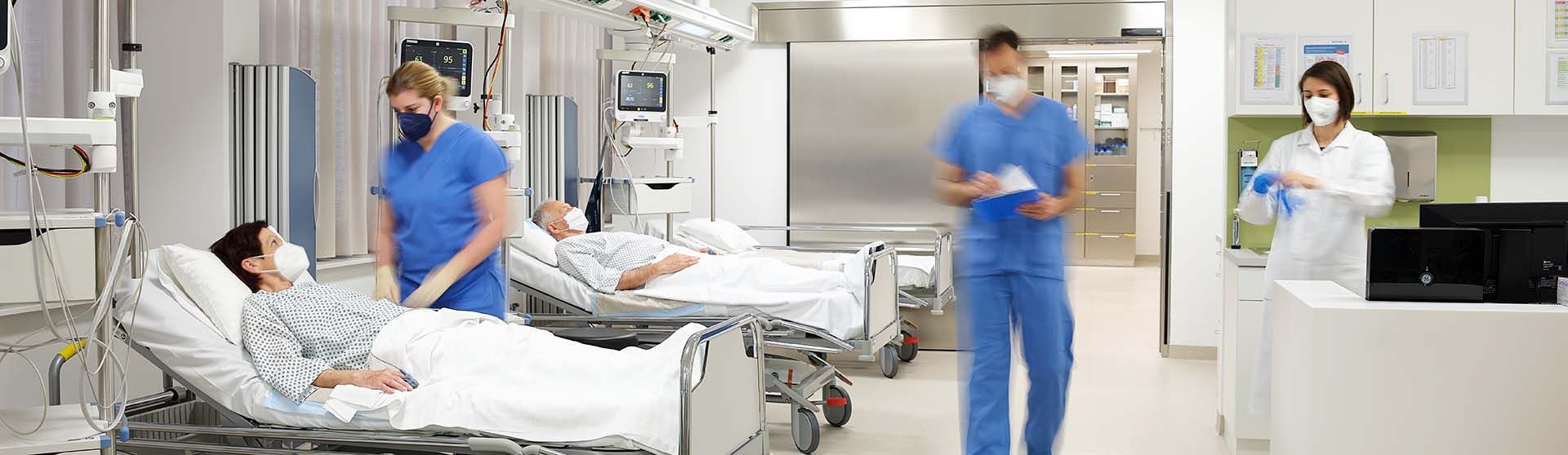 Patientin liegt im Bett vor einem chirurgischen Eingriff.