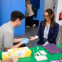 Eine Frau lässt im Rahmen des Events einen Vitamin D Schnelltest durchführen.