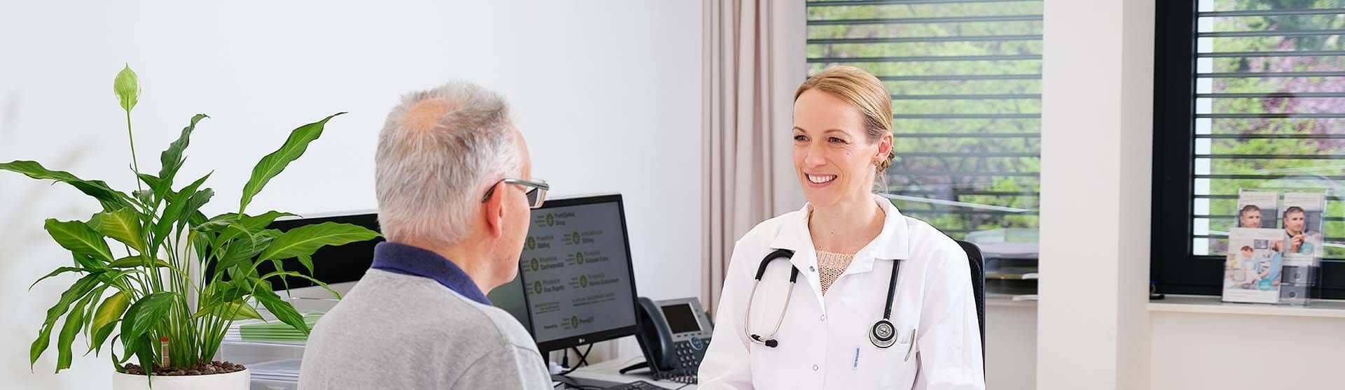 Ärztin führt mit einem Patienten ein Gespräch im Gesundheitszentrum für Selbständige.
