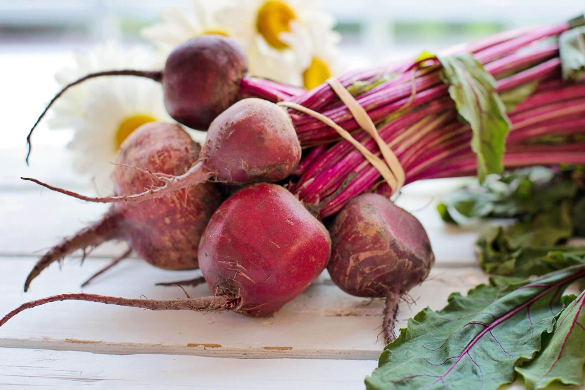 Frische, ungekochte Rote Rüben.