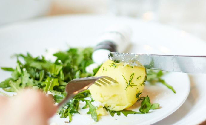 Leichtes Mittagessen mit gekochten Kartoffeln und Salat.