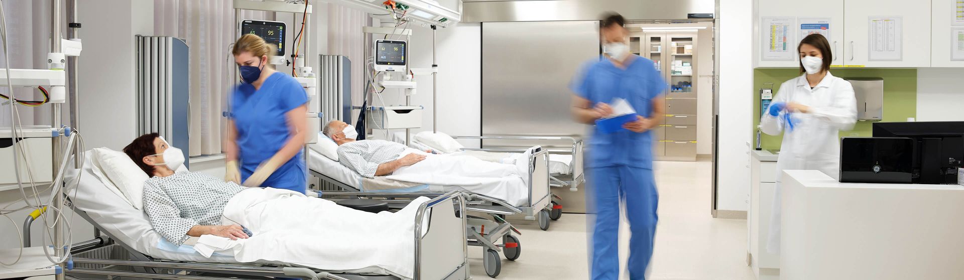 Patientin liegt im Bett vor einem chirurgischen Eingriff.