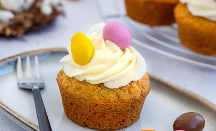 Ein Teller mit einem dekorierten Cupcake zum Osterfest.