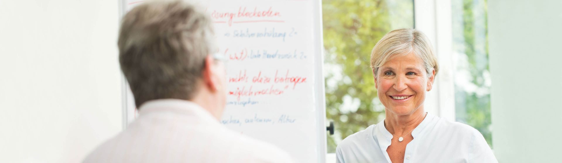 Psychologin führt ein Beratungsgespräch mit einer Patientin.