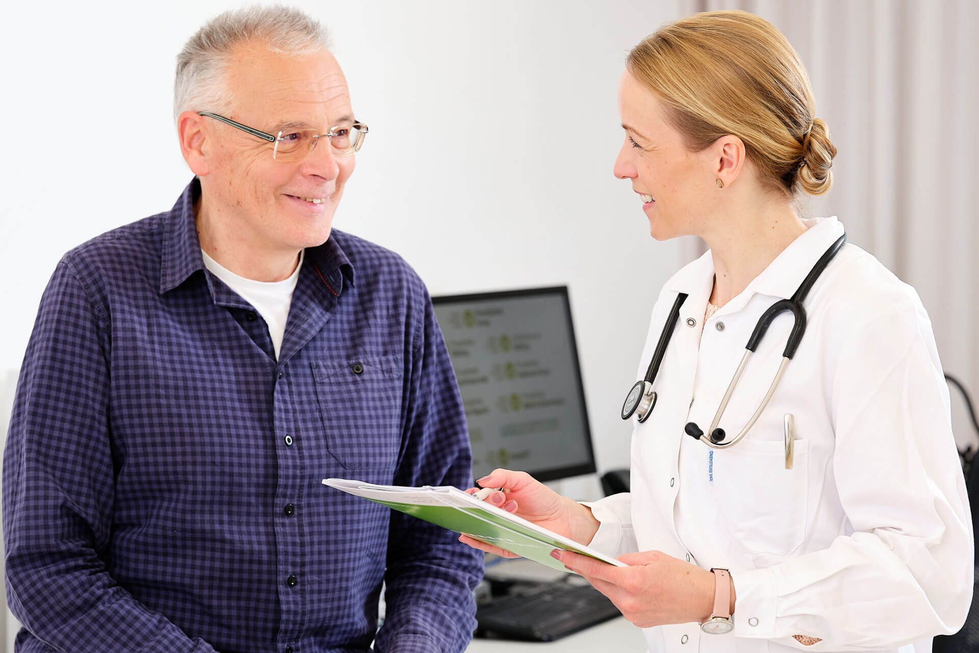 Ärztin führt mit einem Patienten ein Gespräch im Gesundheitszentrum für Selbständige.